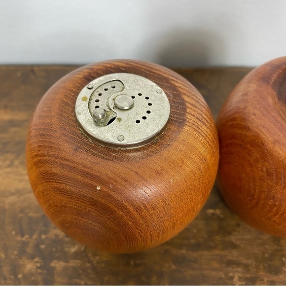 Vintage wooden Apple shakers pepper grinder and salt shaker - Picture 3 of 9